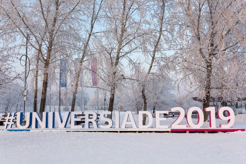 Ρωσία, Krasnoyarsk - 7 Ιανουαρίου 2016: Επιγραφή ` Universiade 2019 ` που τίθεται για το χειμώνα Universiade στοκ φωτογραφίες Ρωσία, Krasnoyarsk - 7 Ιανουαρίου 2016: Επιγραφή ` Universiade 2019 ` που τίθεται για το χειμώνα Universiade στοκ φωτογραφίες