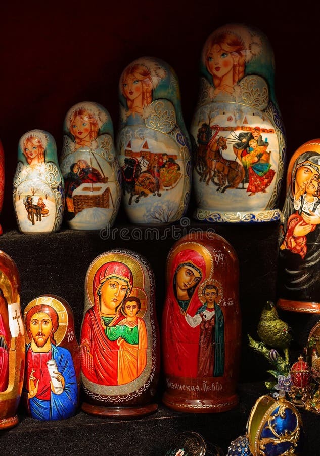 Ρωσία Αγία Πετρούπολη. Πολύχρωμες κούκλες Matryoshka σε πώληση. στοκ φωτογραφίες