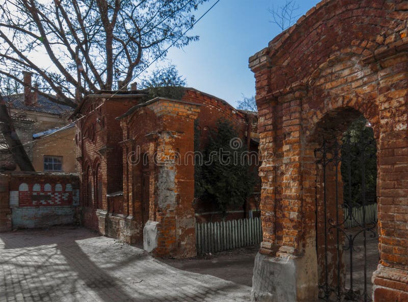 Ρωσία Η πόλη της Καλούγκα Παλιά τούβλα για διέλευση από την αυλή с στοκ φωτογραφία