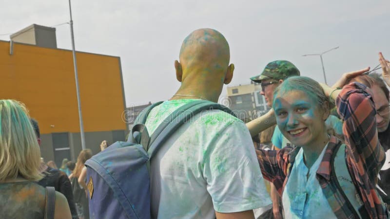 ΡΩΣΙΑ, ΙΡΚΟΥΤΣΚ - 27 ΙΟΥΝΊΟΥ 2018: Ευτυχείς νέοι που χορεύουν και που γιορτάζουν κατά τη διάρκεια του φεστιβάλ Holi των χρωμάτων