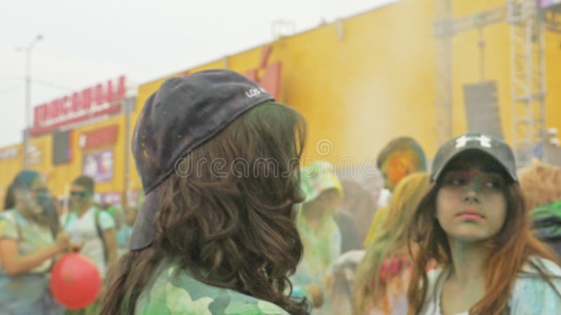 ΡΩΣΙΑ, ΙΡΚΟΥΤΣΚ - 27 ΙΟΥΝΊΟΥ 2018: Ευτυχείς νέοι που χορεύουν και που γιορτάζουν κατά τη διάρκεια του φεστιβάλ Holi των χρωμάτων