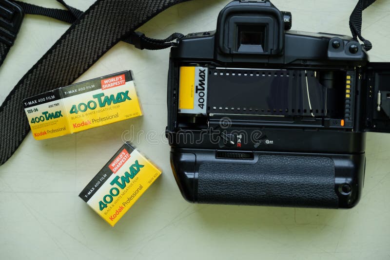 ΡΩΣΙΑ, ΜΟΣΧΑ - 8 ΟΚΤΩΒΡΊΟΥ 2016: Γραπτή ταινία Kodak τ-Max 400 που χρεώνεται σε μια επαγγελματική κάμερα Canon eos-3 στοκ φωτογραφίες ΡΩΣΙΑ, ΜΟΣΧΑ - 8 ΟΚΤΩΒΡΊΟΥ 2016: Γραπτή ταινία Kodak τ-Max 400 που χρεώνεται σε μια επαγγελματική κάμερα Canon eos-3 στοκ φωτογραφίες