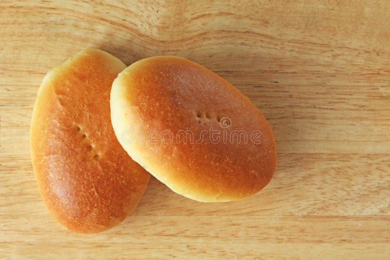 Ρωσικά παραδοσιακά patties με το αυγό και το πράσινο κρεμμύδι βρίσκονται σε ένα wo στοκ εικόνες Ρωσικά παραδοσιακά patties με το αυγό και το πράσινο κρεμμύδι βρίσκονται σε ένα wo στοκ εικόνες