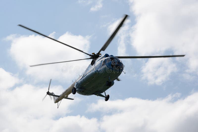 Ρωσικό ελικόπτερο mi-8 επιβατών μύγα στον ουρανό στοκ εικόνες με δικαίωμα ελεύθερης χρήσης Ρωσικό ελικόπτερο mi-8 επιβατών μύγα στον ουρανό στοκ εικόνες με δικαίωμα ελεύθερης χρήσης