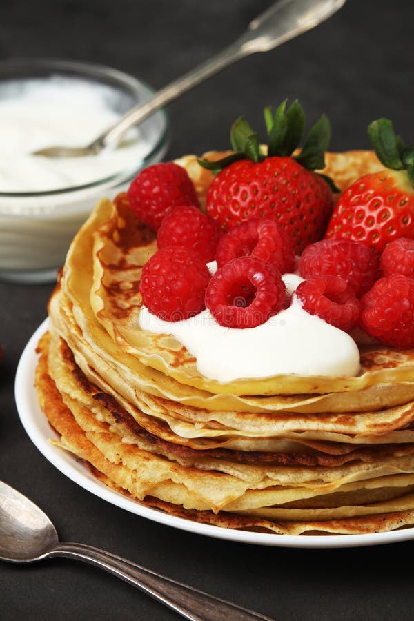ρωσικό εθνικό πιάτο κουζίνας με μούρα. ένα blini είναι μια ρωσική και ουκρανική τηγανίτα που παραδοσιακά φτιάχνεται από σιτάλευρο ή σιτάρι φαγητού και σερβίρεται με χαβιάρι από το βούτυρο smetana tvorog και άλλα γαρίφαλα.