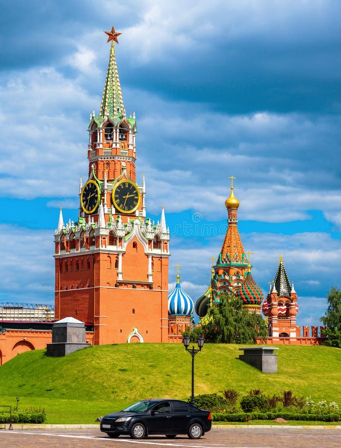ρωσικό κρεμλίνο. κατακόρυφη γραφική προβολή του πύργου spasskaya και του καθεδρικού ναού st basils