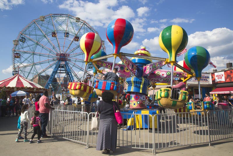 Ρόδα κατάπληξης στο λούνα παρκ Coney Island. Το ΜΠΡΟΥΚΛΙΝ, η ΝΕΑ ΥΌΡΚΗ - 17 Μαΐου ρόδα κατάπληξης στη ρόδα κατάπληξης Deno s λούνα παρκ Coney Island στις 17 Μαΐου 2014 μια εκκεντρική ρόδα Ferris εκατόν πενήντα ποδιών αυτή η ρόδα χτίστηκαν το 1920