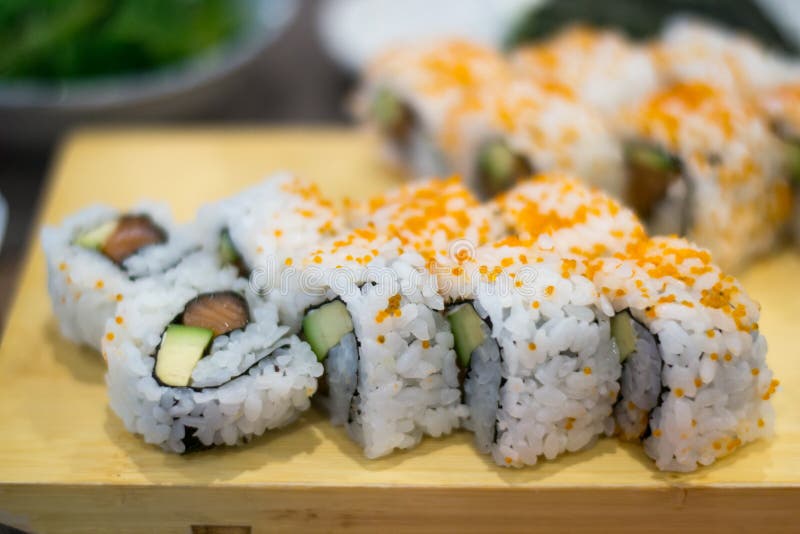 Ρόλοι σουσιών Uramaki με το φρέσκους σολομό, το αβοκάντο και το τυρί της Φιλαδέλφειας στοκ φωτογραφίες Ρόλοι σουσιών Uramaki με το φρέσκους σολομό, το αβοκάντο και το τυρί της Φιλαδέλφειας στοκ φωτογραφίες