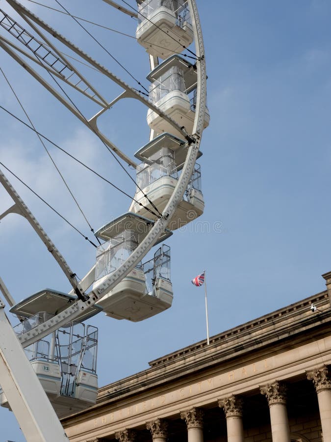 Ρόδα Ferris έξω από το Σέφιλντ Δημαρχείο στοκ φωτογραφίες με δικαίωμα ελεύθερης χρήσης Ρόδα Ferris έξω από το Σέφιλντ Δημαρχείο στοκ φωτογραφίες με δικαίωμα ελεύθερης χρήσης