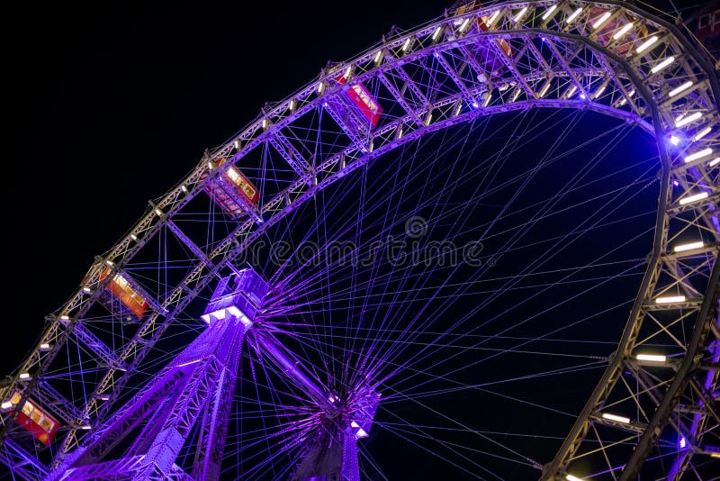 Ρόδα Ferris τη νύχτα στοκ εικόνες Ρόδα Ferris τη νύχτα στοκ εικόνες