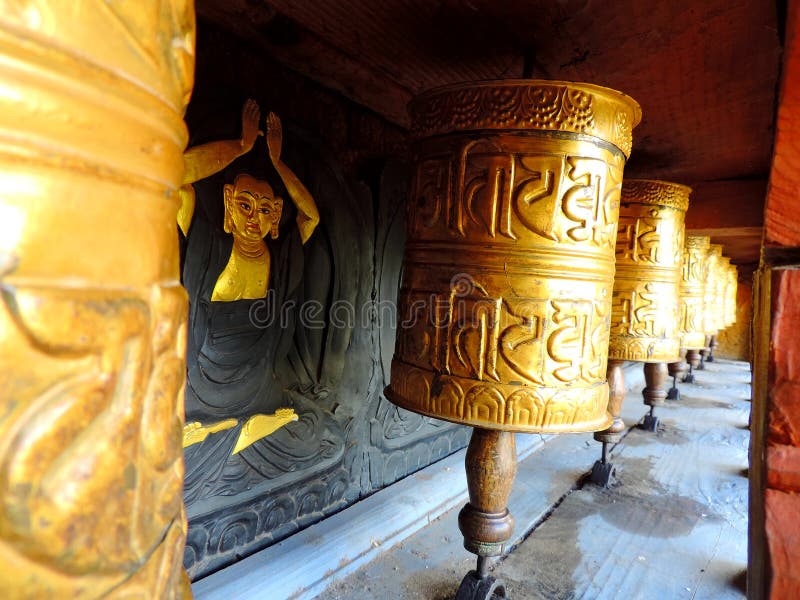 Ρόδα προσευχής με τη ζωγραφική σε Chimi Lhakhang, Μπουτάν στοκ φωτογραφία Ρόδα προσευχής με τη ζωγραφική σε Chimi Lhakhang, Μπουτάν στοκ φωτογραφία
