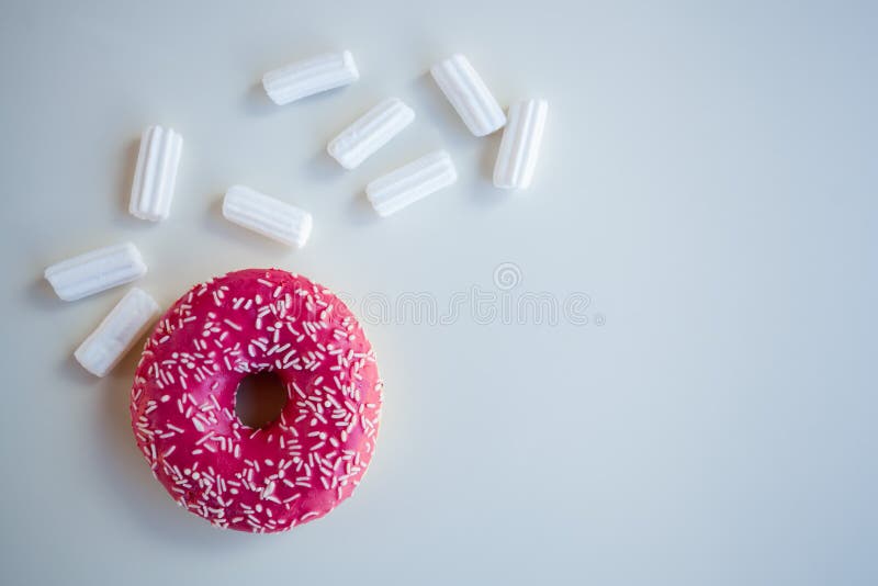 Ρόδινο doughnut με marshmallow στοκ φωτογραφίες με δικαίωμα ελεύθερης χρήσης Ρόδινο doughnut με marshmallow στοκ φωτογραφίες με δικαίωμα ελεύθερης χρήσης