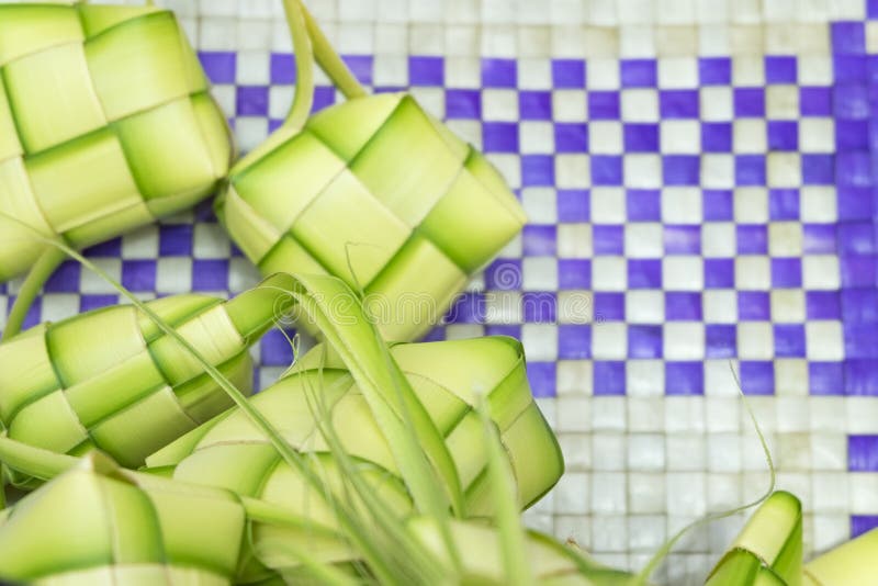Ρύζι Ketupat ή μπουλεττών Ένα ρύζι είναι μάγειρας στο φυσικό περίβλημα που γίνεται από τα νέα φύλλα καρύδων στοκ εικόνα με δικαίωμα ελεύθερης χρήσης Ρύζι Ketupat ή μπουλεττών Ένα ρύζι είναι μάγειρας στο φυσικό περίβλημα που γίνεται από τα νέα φύλλα καρύδων στοκ εικόνα με δικαίωμα ελεύθερης χρήσης