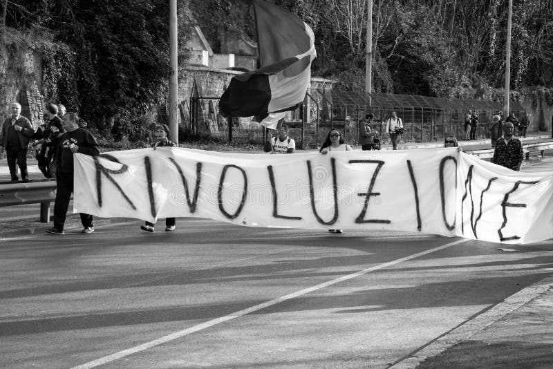Ρώμη, Ιταλία - 23 Μαρτίου 2017: ΚΑΜΙΑ ΕΥΡΟ- επίδειξη διαμαρτυρίας στοκ φωτογραφία με δικαίωμα ελεύθερης χρήσης Ρώμη, Ιταλία - 23 Μαρτίου 2017: ΚΑΜΙΑ ΕΥΡΟ- επίδειξη διαμαρτυρίας στοκ φωτογραφία με δικαίωμα ελεύθερης χρήσης