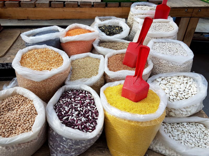 Σάκοι του σιταριού και των οσπρίων στο bazaar Πώληση των τροφίμων στους καταναλωτές Αποθέματα των παροχών για τις νοικοκυρές Ιδιω στοκ εικόνες Σάκοι του σιταριού και των οσπρίων στο bazaar Πώληση των τροφίμων στους καταναλωτές Αποθέματα των παροχών για τις νοικοκυρές Ιδιω στοκ εικόνες