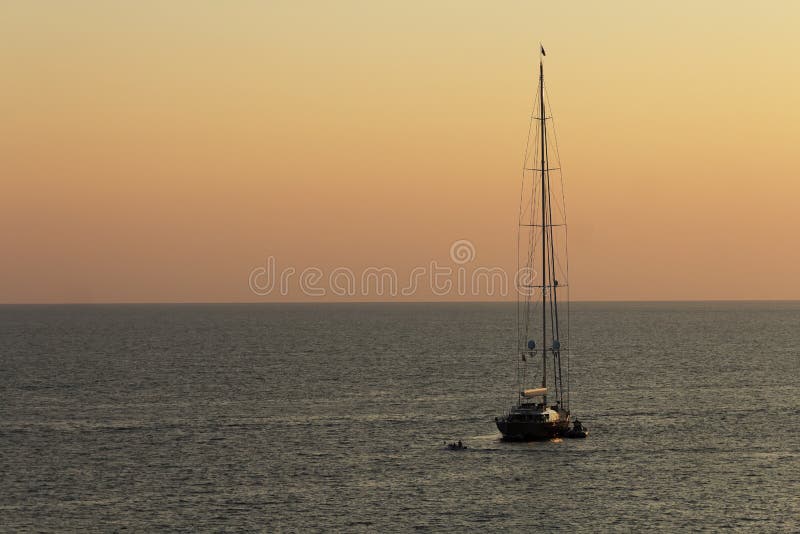 Σάντα Μαρία Di Leuca, Ιταλίας - 1 Σεπτεμβρίου, 2018, όμορφο ηλιοβασίλεμα σε Salento στην αδριατική θάλασσα, ένα γιοτ που στον ήλι στοκ εικόνες Σάντα Μαρία Di Leuca, Ιταλίας - 1 Σεπτεμβρίου, 2018, όμορφο ηλιοβασίλεμα σε Salento στην αδριατική θάλασσα, ένα γιοτ που στον ήλι στοκ εικόνες
