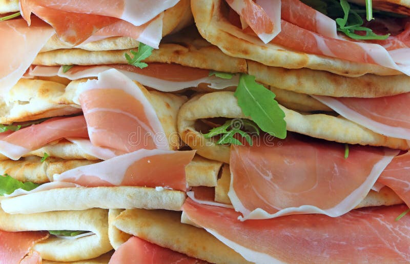 σάντουιτς αποκαλούμενα Spianata ή Piadina στα ιταλικά με το ακατέργαστο ζαμπόν στοκ εικόνα με δικαίωμα ελεύθερης χρήσης σάντουιτς αποκαλούμενα Spianata ή Piadina στα ιταλικά με το ακατέργαστο ζαμπόν στοκ εικόνα με δικαίωμα ελεύθερης χρήσης