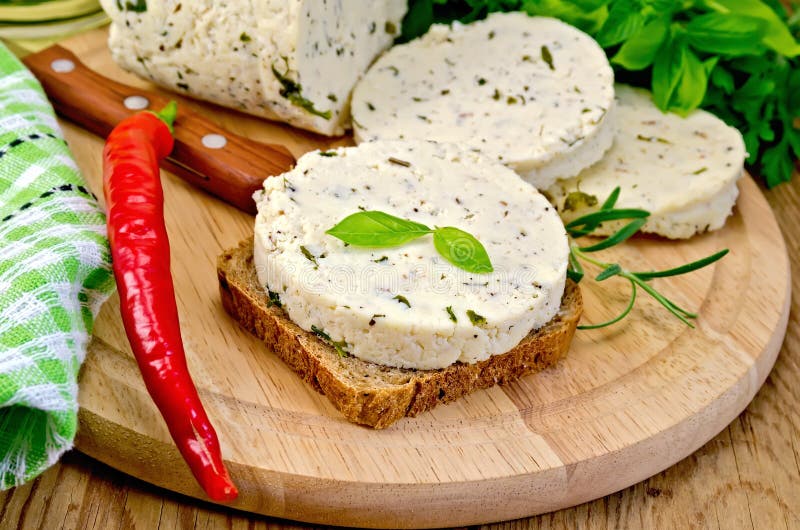 Σάντουιτς με το σπιτικό τυρί και πιπέρι στον πίνακα στοκ φωτογραφία