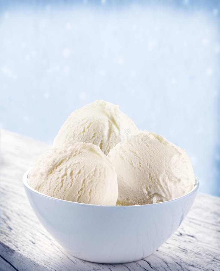 Σέσουλες παγωτού βανίλιας στο άσπρο φλυτζάνι.