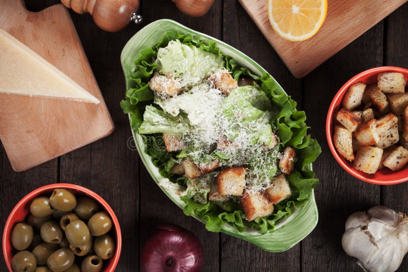 Σαλάτα Caesar με το μαρούλι, croutons και το τυρί παρμεζάνας στοκ εικόνες με δικαίωμα ελεύθερης χρήσης