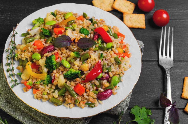 Σαλάτα οργανικής τροφής Vegan στοκ εικόνες με δικαίωμα ελεύθερης χρήσης Σαλάτα οργανικής τροφής Vegan στοκ εικόνες με δικαίωμα ελεύθερης χρήσης