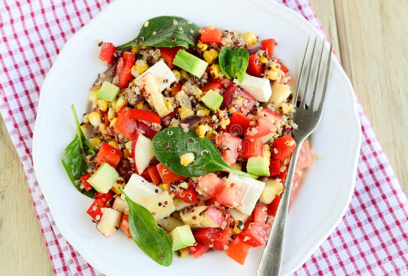 Σαλάτα φέτας με quinoa, το αβοκάντο και το ψημένο στη σχάρα καλαμπόκι στοκ φωτογραφία με δικαίωμα ελεύθερης χρήσης Σαλάτα φέτας με quinoa, το αβοκάντο και το ψημένο στη σχάρα καλαμπόκι στοκ φωτογραφία με δικαίωμα ελεύθερης χρήσης