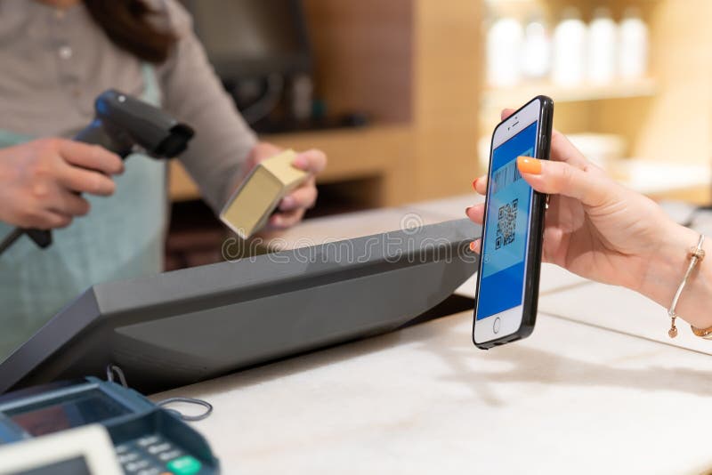 ΣΑΓΚΆΗ, ΚΙΝΑ - ΤΟ ΜΆΙΟ ΤΟΥ 2018: Η πληρωμή κώδικα Qr, ψωνίζοντας on-line, χέρι γυναικών κρατά το smartphone για την πληρωμή στοκ φωτογραφία με δικαίωμα ελεύθερης χρήσης ΣΑΓΚΆΗ, ΚΙΝΑ - ΤΟ ΜΆΙΟ ΤΟΥ 2018: Η πληρωμή κώδικα Qr, ψωνίζοντας on-line, χέρι γυναικών κρατά το smartphone για την πληρωμή στοκ φωτογραφία με δικαίωμα ελεύθερης χρήσης