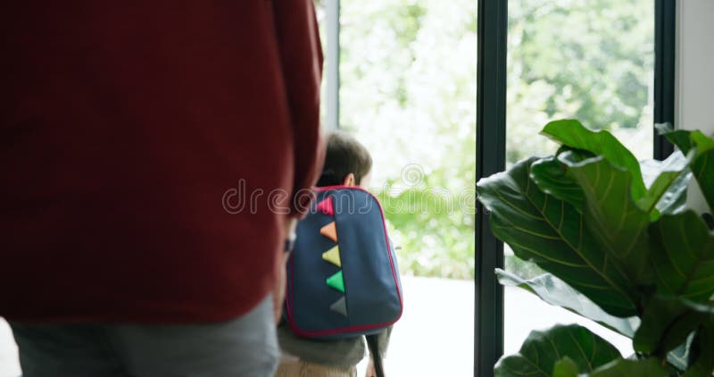 σακίδιο πατέρα και παιδί ή αποχώρηση από το σπίτι με αποχαιρετισμό και ετοιμότητα για εκπαίδευση ή επιστροφή στο σχολείο. άνδρας