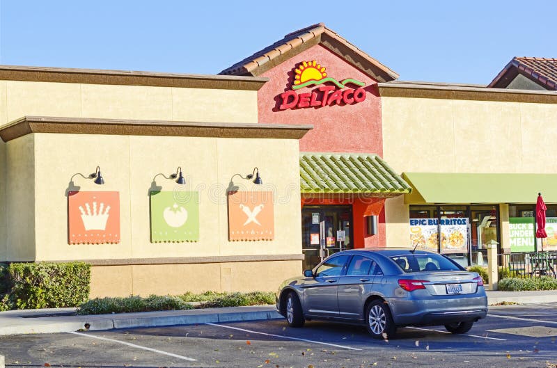 ΣΑΚΡΑΜΕΝΤΟ, ΗΠΑ - 21 ΔΕΚΕΜΒΡΊΟΥ: Del Taco είσοδος εστιατορίων επάνω στοκ εικόνα με δικαίωμα ελεύθερης χρήσης.