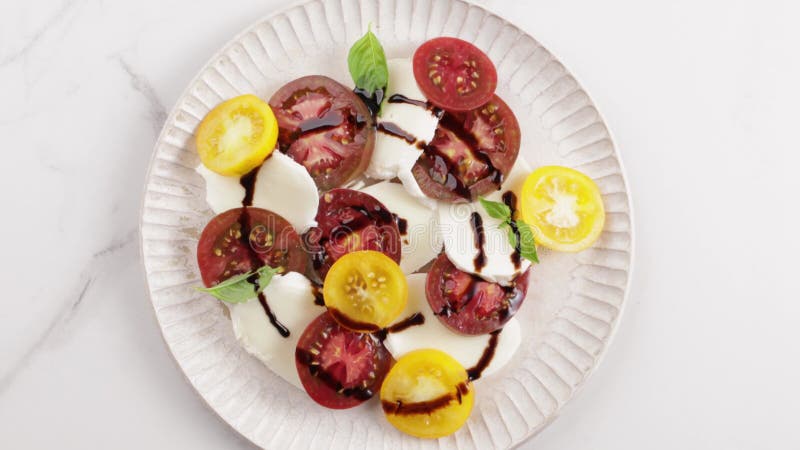 σαλάτα caprese με διακοσμητικές ντομάτες σε πιάτο εναλλαγή φαγητού απόθεμα βίντεο
