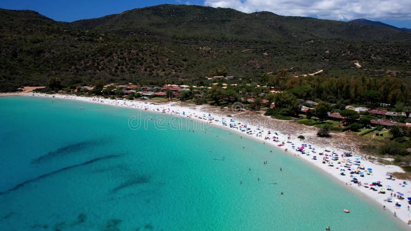 σαρδένα σαρδηνία ιταλία. καλύτερες θεματικές παραλίες της κόστα ρέι. όμορφο calpira. βίντεο hd με βρετανικό drone απόθεμα βίντεο