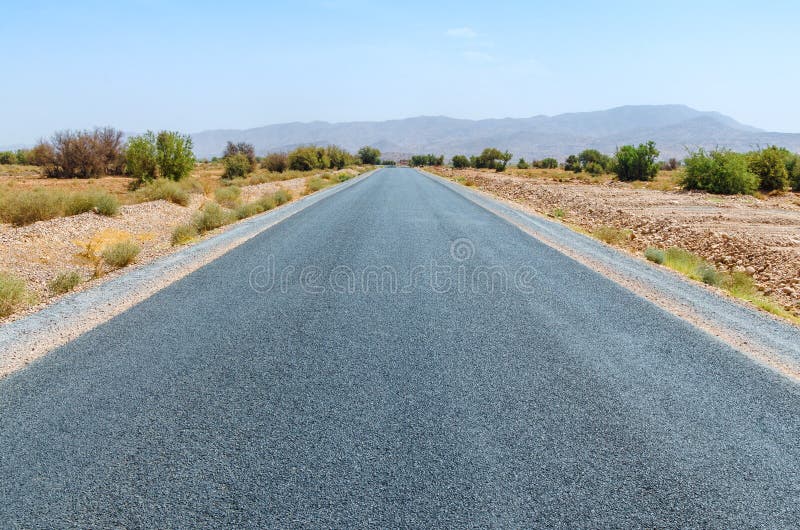 Σαφής δρόμος στη μαροκινή έρημο κανένας Βουνά στον ορίζοντα στοκ φωτογραφία Σαφής δρόμος στη μαροκινή έρημο κανένας Βουνά στον ορίζοντα στοκ φωτογραφία