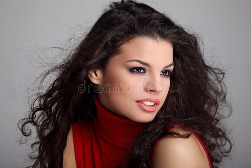 σγουρό μαλλιαρό όμορφο χαμόγελο brunette στοκ εικόνα με δικαίωμα ελεύθερης χρήσης