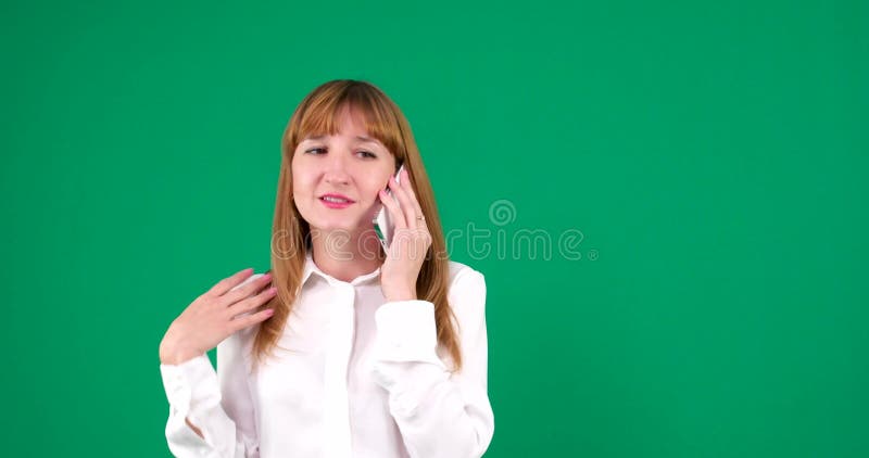 σε ένα πράσινο χρωματικό φόντο μια γυναίκα λύνει προβλήματα ουρλιάζοντας ορκίζεται συνομιλίες στα τηλεφωνικά κύματα το γραφείο της φιλμ μικρού μήκους