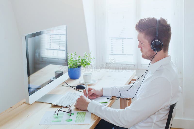 Σε απευθείας σύνδεση διάσκεψη ή webinar, επιχειρησιακό άτομο που εργάζεται στο γραφείο, εκπαίδευση στο διαδίκτυο στοκ φωτογραφίες με δικαίωμα ελεύθερης χρήσης Σε απευθείας σύνδεση διάσκεψη ή webinar, επιχειρησιακό άτομο που εργάζεται στο γραφείο, εκπαίδευση στο διαδίκτυο στοκ φωτογραφίες με δικαίωμα ελεύθερης χρήσης