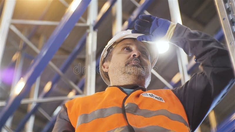 Σε αργή κίνηση άσπρο κράνος αφών εργαζομένων κατώτατης άποψης γενειοφόρο απόθεμα βίντεο