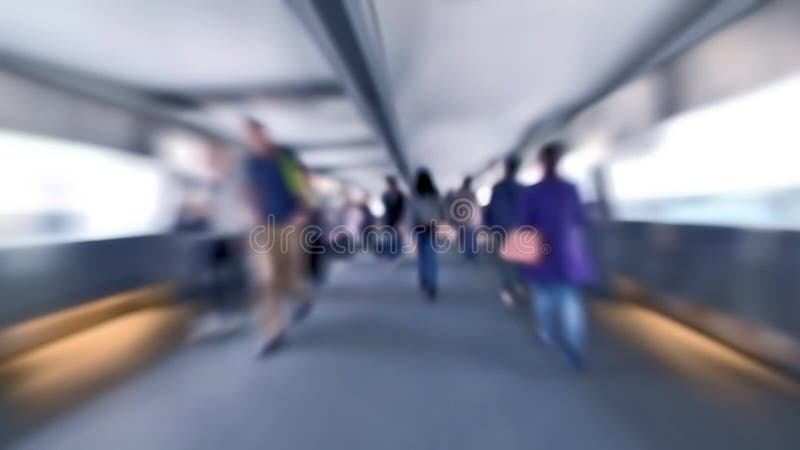 Σε αργή κίνηση βίντεο των ανθρώπων που κινούνται στη συσσωρευμένη σήραγγα στην κυκλοφορία οδών πόλεων Χονγκ Κονγκ απόθεμα βίντεο