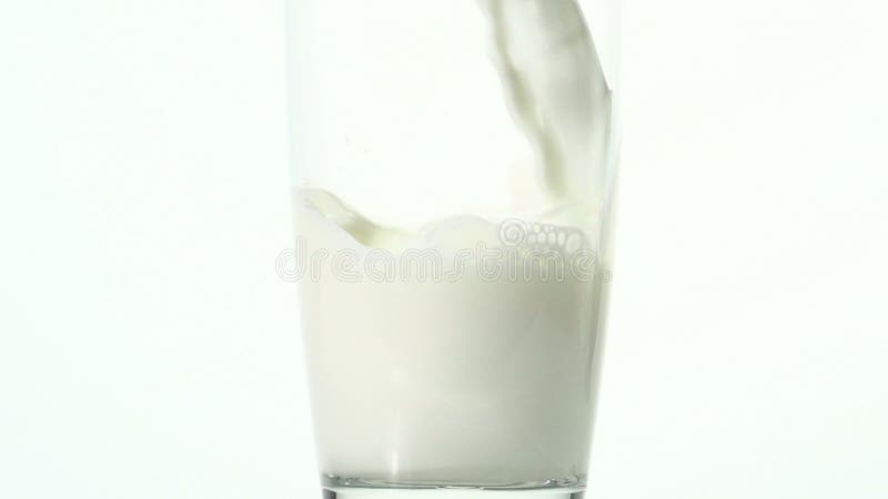 Σε αργή κίνηση στενός επάνω της έκχυσης γάλακτος σε ένα γυαλί.
