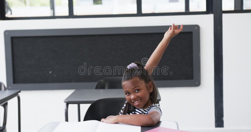 σε σχολική τάξη μια νεαρή αφρικανή αμερικανίδα σηκώνει το χέρι της
