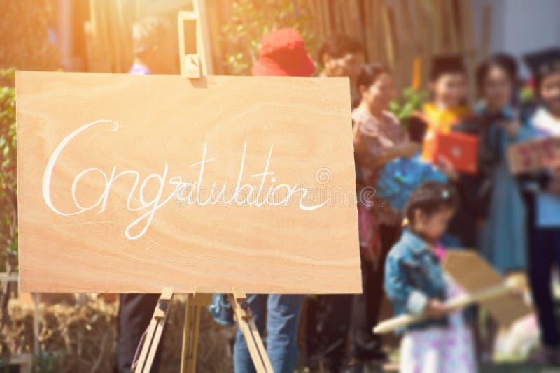 Σημάδι βαθμολόγησης για να εκφράσει τα congratualtions στους πτυχιούχους στοκ εικόνες Σημάδι βαθμολόγησης για να εκφράσει τα congratualtions στους πτυχιούχους στοκ εικόνες