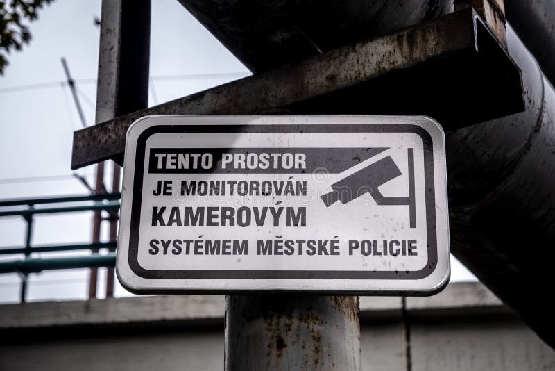 Σημάδι επιτήρησης που γράφεται στην τσεχική γλωσσική προειδοποίηση για τον έλεγχο στοκ φωτογραφία Σημάδι επιτήρησης που γράφεται στην τσεχική γλωσσική προειδοποίηση για τον έλεγχο στοκ φωτογραφία