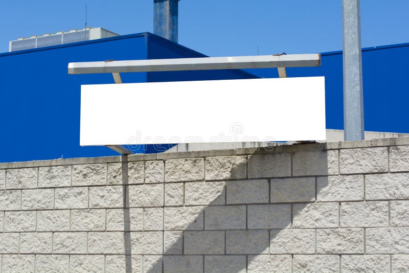 Σημάδι στον τοίχο πετρών, κενός πίνακας διαφημίσεων στον μπλε τοίχο στοκ εικόνα με δικαίωμα ελεύθερης χρήσης Σημάδι στον τοίχο πετρών, κενός πίνακας διαφημίσεων στον μπλε τοίχο στοκ εικόνα με δικαίωμα ελεύθερης χρήσης