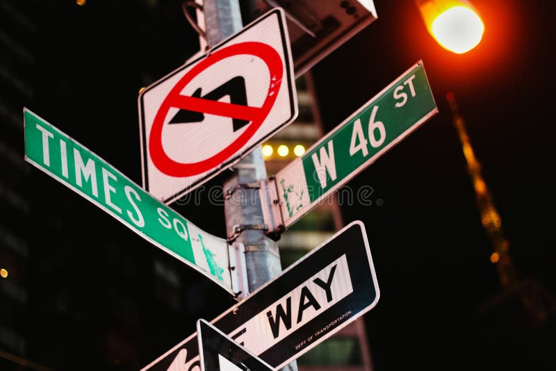 Σημάδι της Times Square στο ορόσημο πόλεων της Νέας Υόρκης τη νύχτα στοκ φωτογραφίες με δικαίωμα ελεύθερης χρήσης