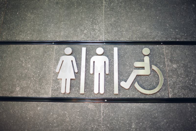 Σημάδι του δημόσιου WC τουαλετών στον τοίχο υπαίθρια Για τα θηλυκά, αρσενικά και με ειδικές ανάγκες άτομα στοκ εικόνες Σημάδι του δημόσιου WC τουαλετών στον τοίχο υπαίθρια Για τα θηλυκά, αρσενικά και με ειδικές ανάγκες άτομα στοκ εικόνες