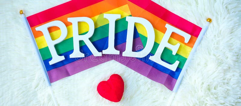 σημαία ουράνιου τόξου lgbtq σε λευκό φόντο. υποστήριξη λεσβιών ομοφυλόφιλων διεμφυλικών και κουήρ κοινοτήτων και ιδέα μήνα υπερηφά στοκ εικόνα