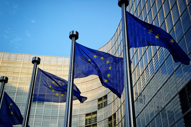 Σημαίες της ΕΕ μπροστά από την Ευρωπαϊκή Επιτροπή στοκ φωτογραφία με δικαίωμα ελεύθερης χρήσης