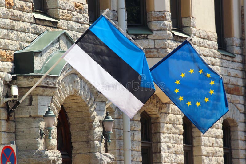 Σημαίες της εσθονικής και Ευρωπαϊκής Ένωσης σε ένα κτήριο στο Ταλίν, Εσθονία στοκ εικόνα Σημαίες της εσθονικής και Ευρωπαϊκής Ένωσης σε ένα κτήριο στο Ταλίν, Εσθονία στοκ εικόνα