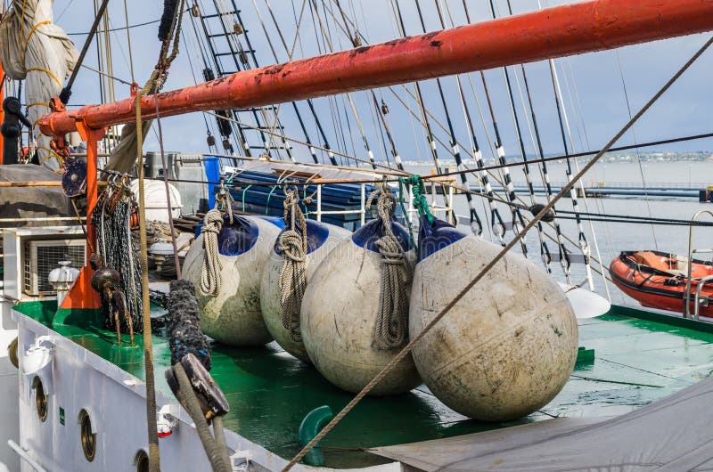 Σημαντήρες στη γέφυρα sailboat, κινηματογράφηση σε πρώτο πλάνο στοκ εικόνες Σημαντήρες στη γέφυρα sailboat, κινηματογράφηση σε πρώτο πλάνο στοκ εικόνες