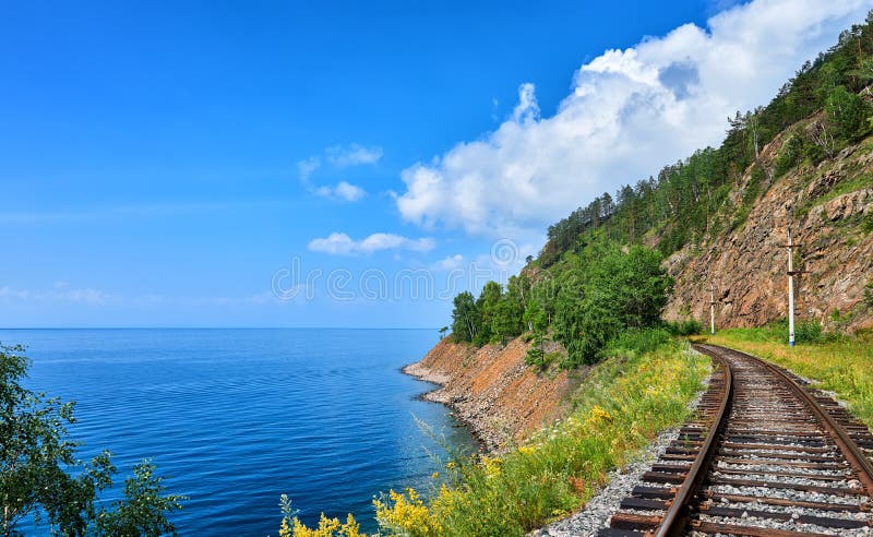 Σιδηρόδρομος circum-Baikal πλοκών κοντά στην απότομη όχθη της λίμνης Baikal στοκ φωτογραφία