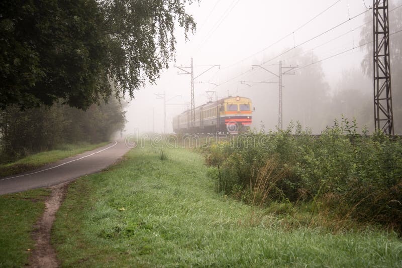 Σιδηρόδρομος χωρών της Misty στα ξημερώματα στοκ φωτογραφία Σιδηρόδρομος χωρών της Misty στα ξημερώματα στοκ φωτογραφία